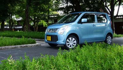 女性と車の写真