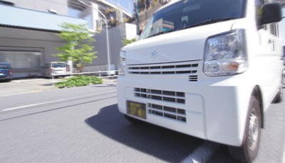 走る車